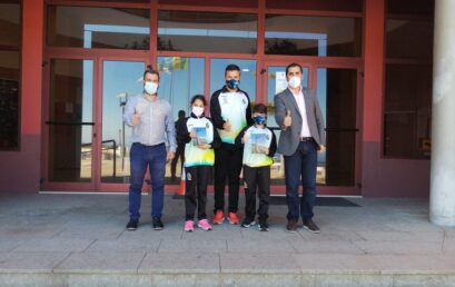 El Ayuntamiento reconoce a los jóvenes atletas Ainara Camacho y Alonso Acero