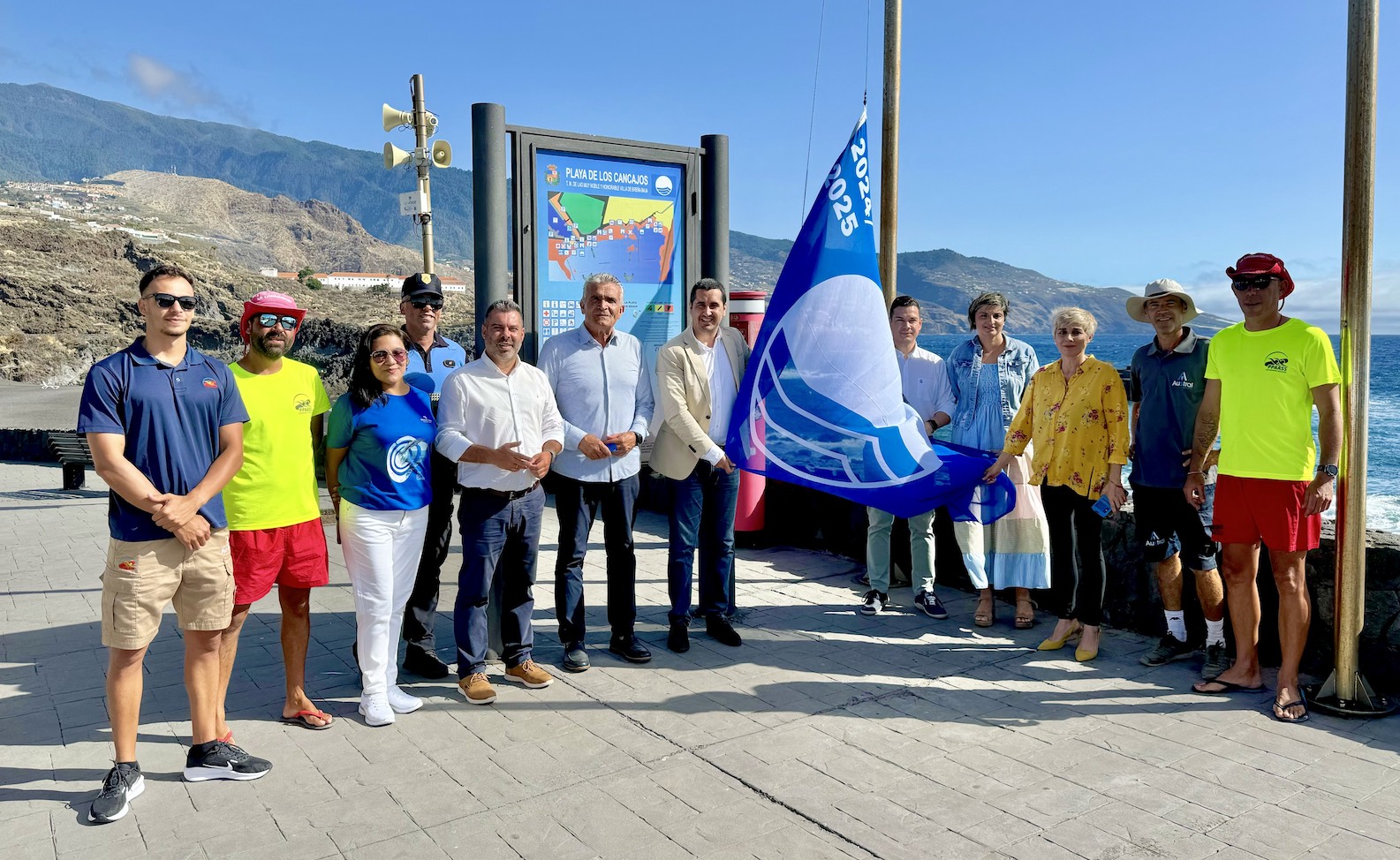 La Bandera Azul ondea en Los Cancajos